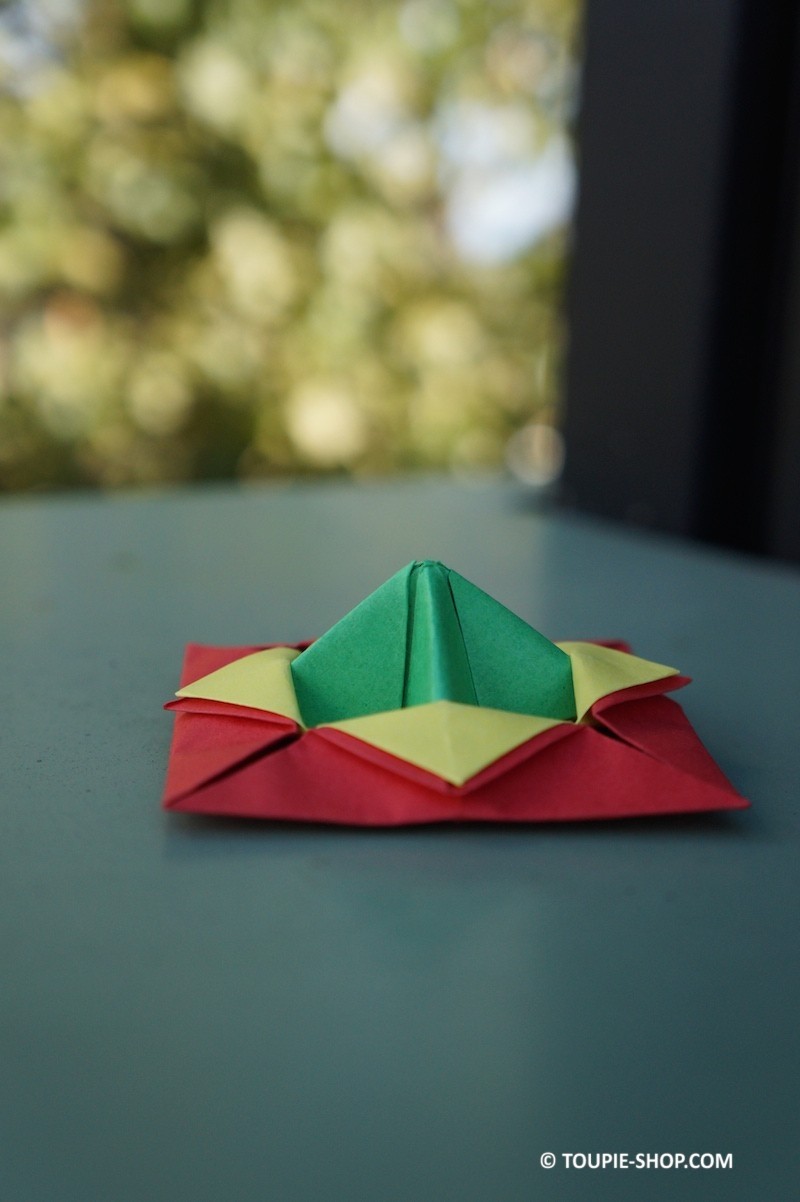 La toupie Magaru est un jeu fabriqué en papiers japonais washi origami