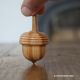 Noisette toupies en bois hetre achat cadeau original objet deco couleur automne fabrication artisanale jeux jouet Toupie Shop